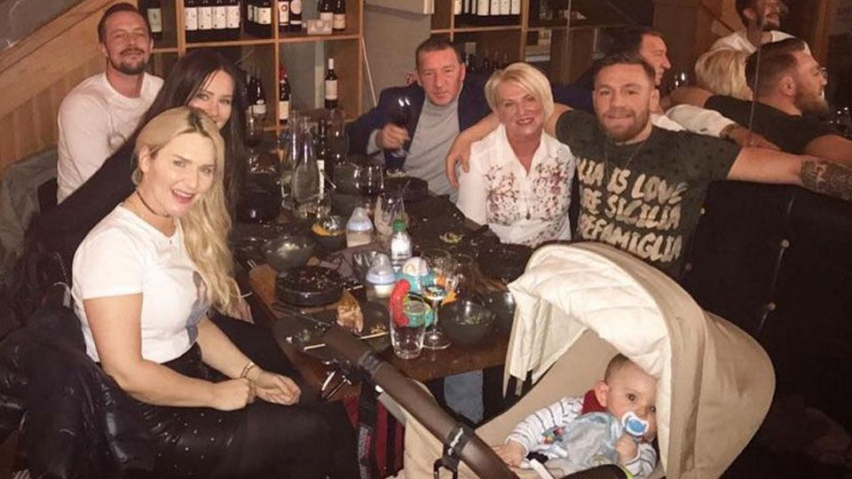 Bintang UFC, Conor McGregor, tengah menikmati makan bersama keluarga besar dan pasangannya Dee Devlin. Copyright: © mirror.co.uk